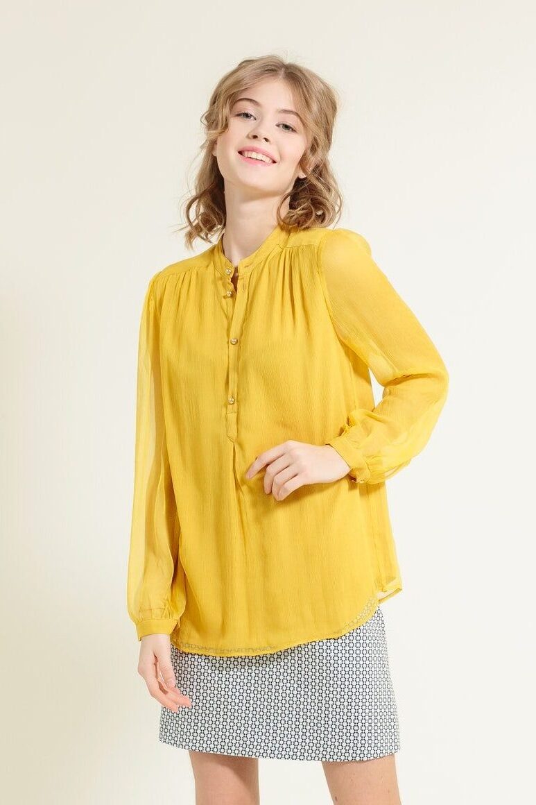 beautiful-blonde-woman-wear-fashion-clothes-romantic-date-or-business-meeting--e1703411762501.jpg