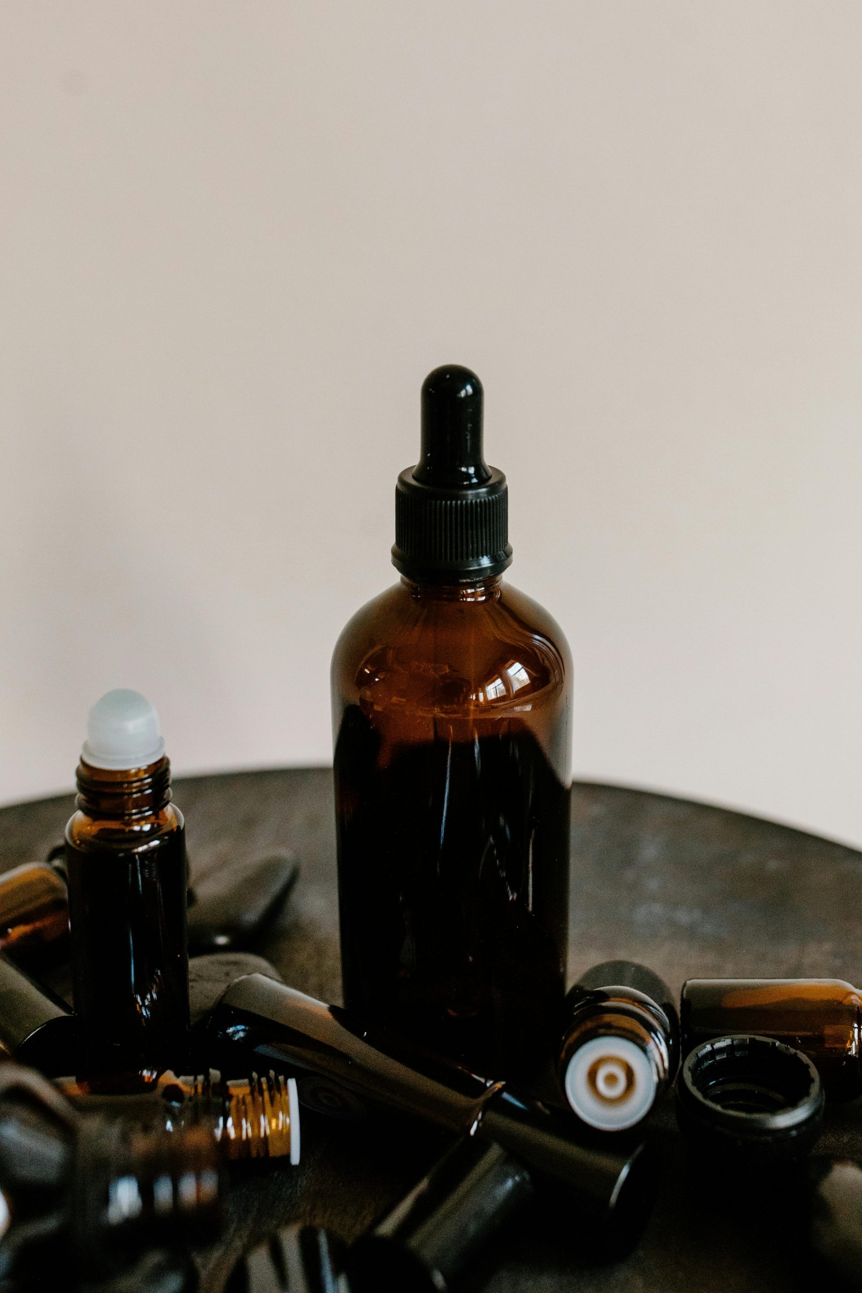 Dark glass bottles with droppers for essential oils, ideal for aromatherapy and wellness Flacons en verre foncé avec compte-gouttes pour huiles essentielles, idéaux pour l'aromathérapie et le bien-être
