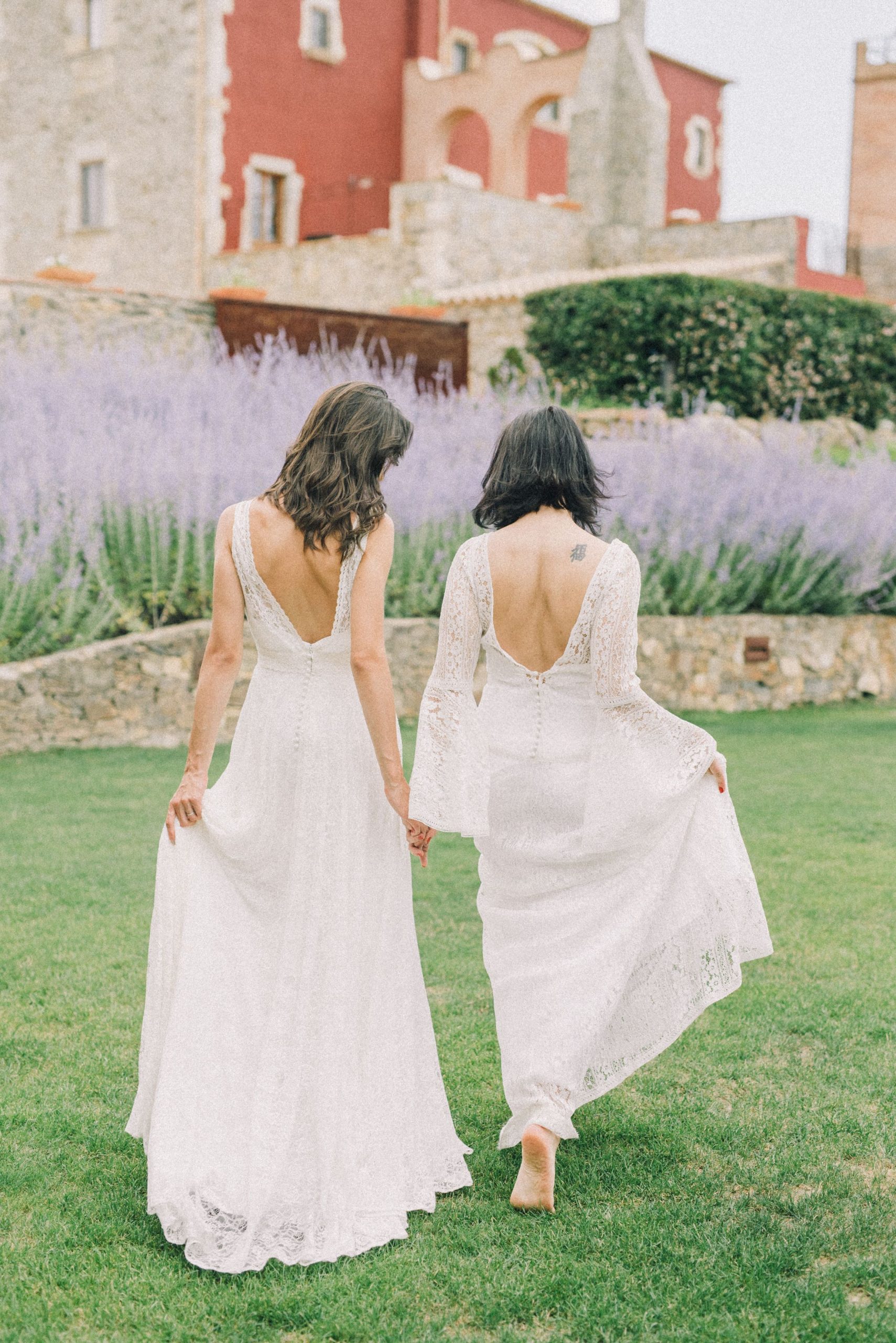 Beautiful garden wedding of a same-sex couple in elegant bridal gowns, epitomizing love and equality. Un magnifique mariage de jardin d'un couple de même sexe dans des robes de mariée élégantes, incarnant l'amour et l'égalité.