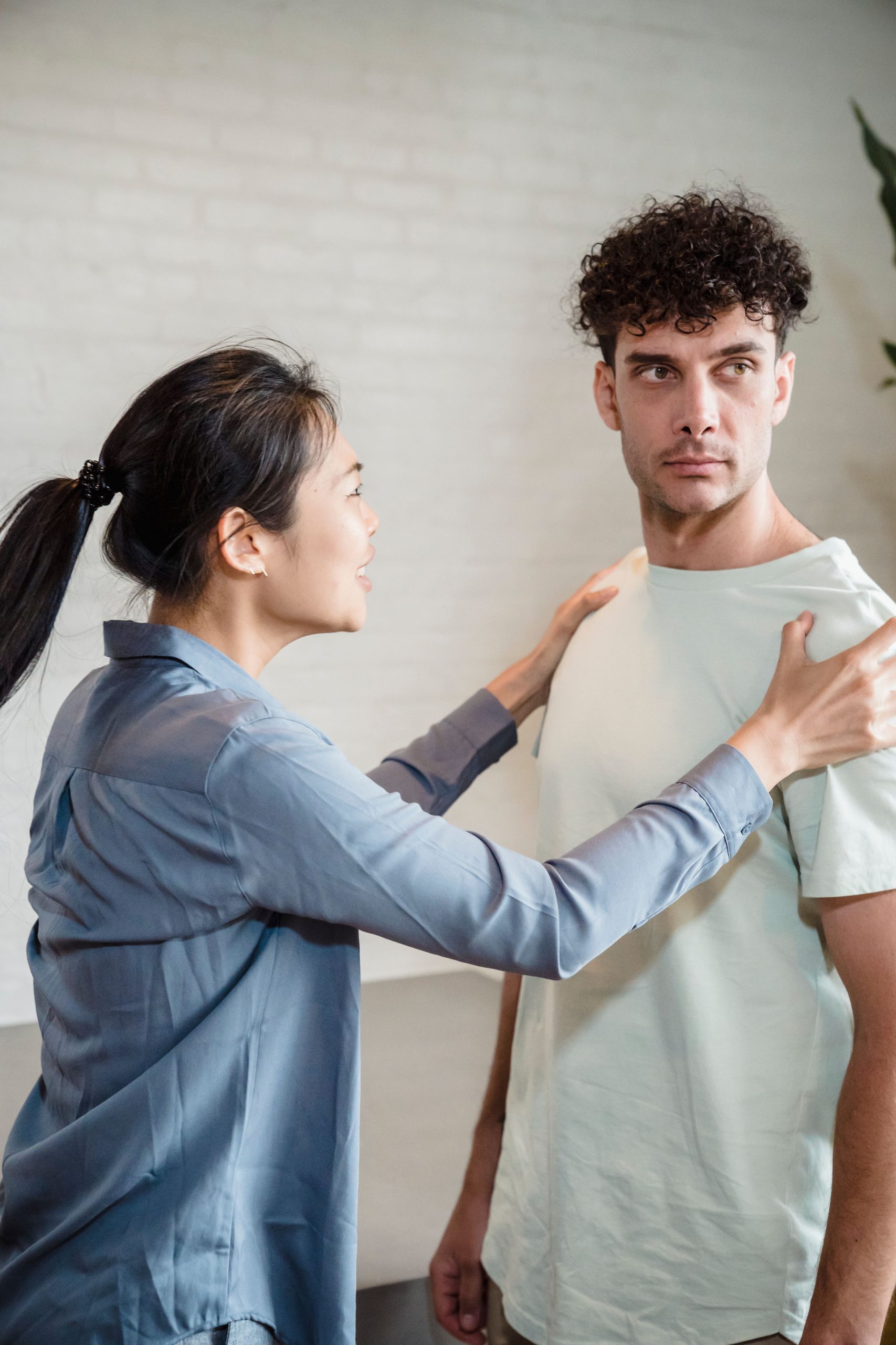 A young couple in a tense conversation, depicting relationship challenges. Un jeune couple dans une conversation tendue, illustrant les défis relationnels.