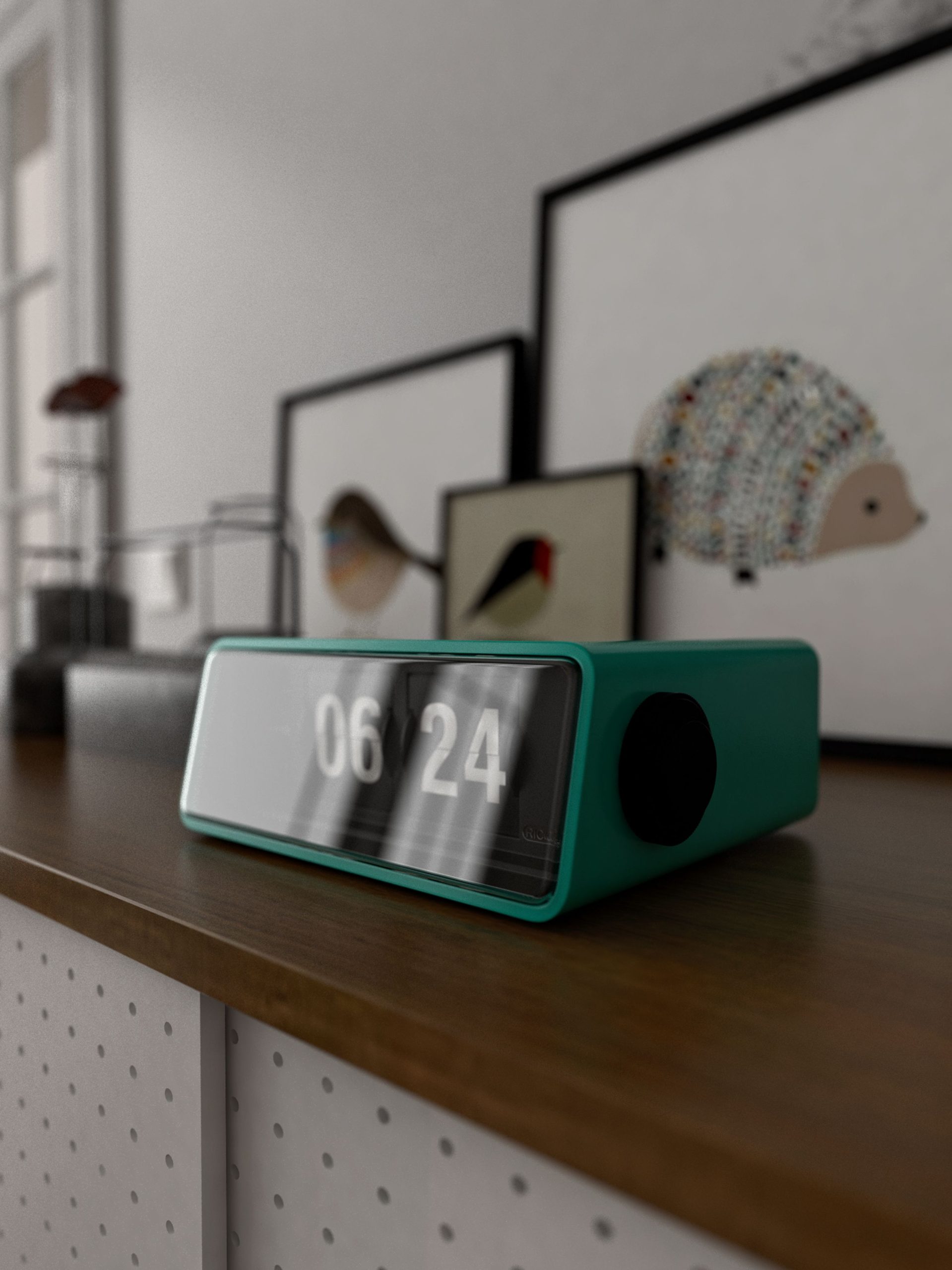 A sleek digital clock displaying 06:24 on a stylish wooden surface indoors. Une élégante horloge numérique affichant 06:24 sur une surface en bois élégante à l'intérieur.