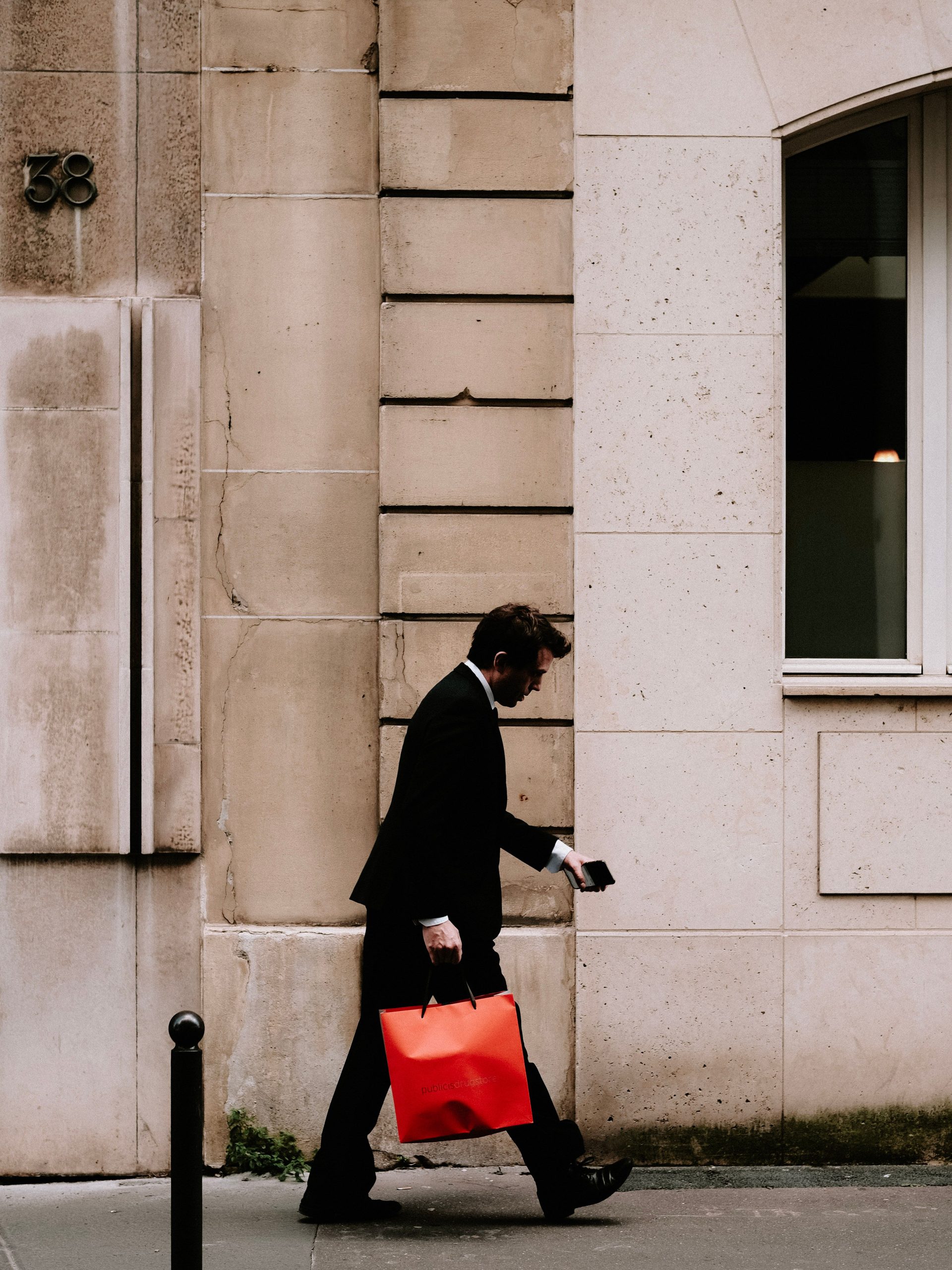 Homme manquant d'investissement émotionnel