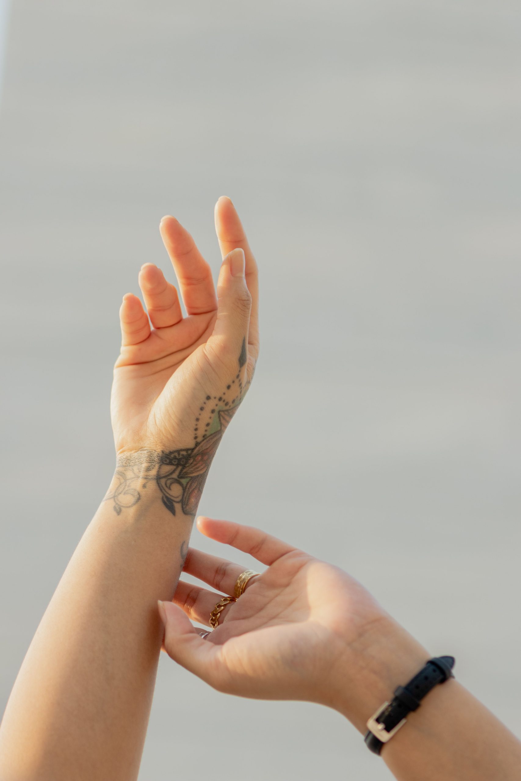 Tatouage main femme combien de temps