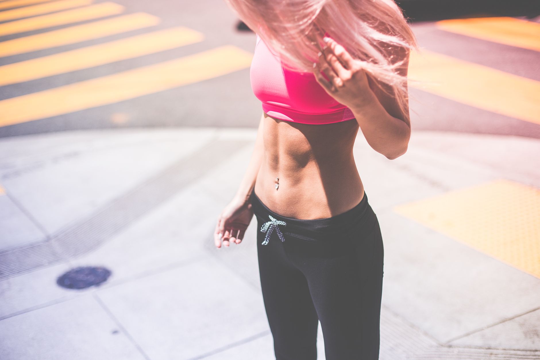 Femme sportive musclant ses abdominaux en extérieur
