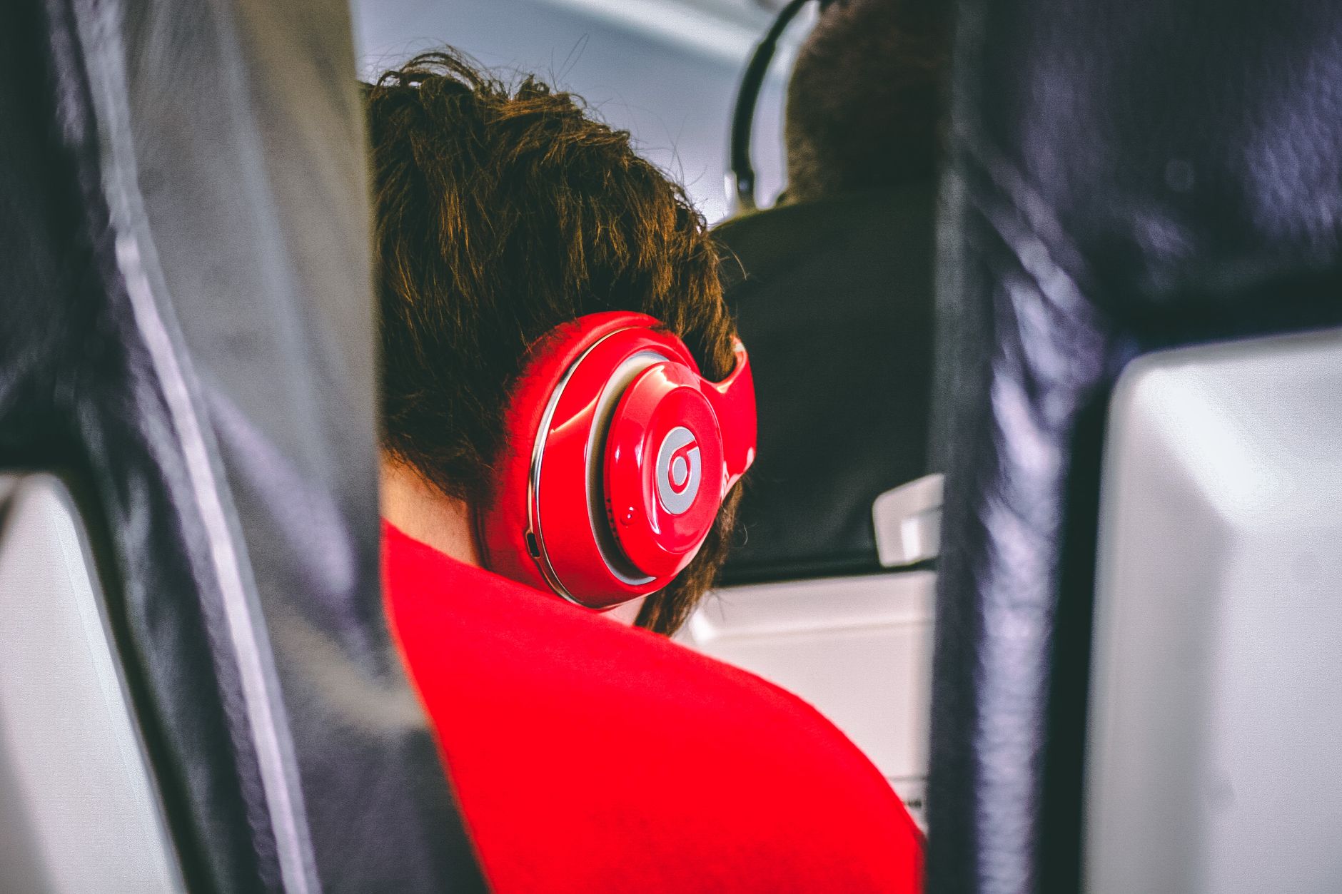 Personne avec un casque anti-bruit dans les transports
