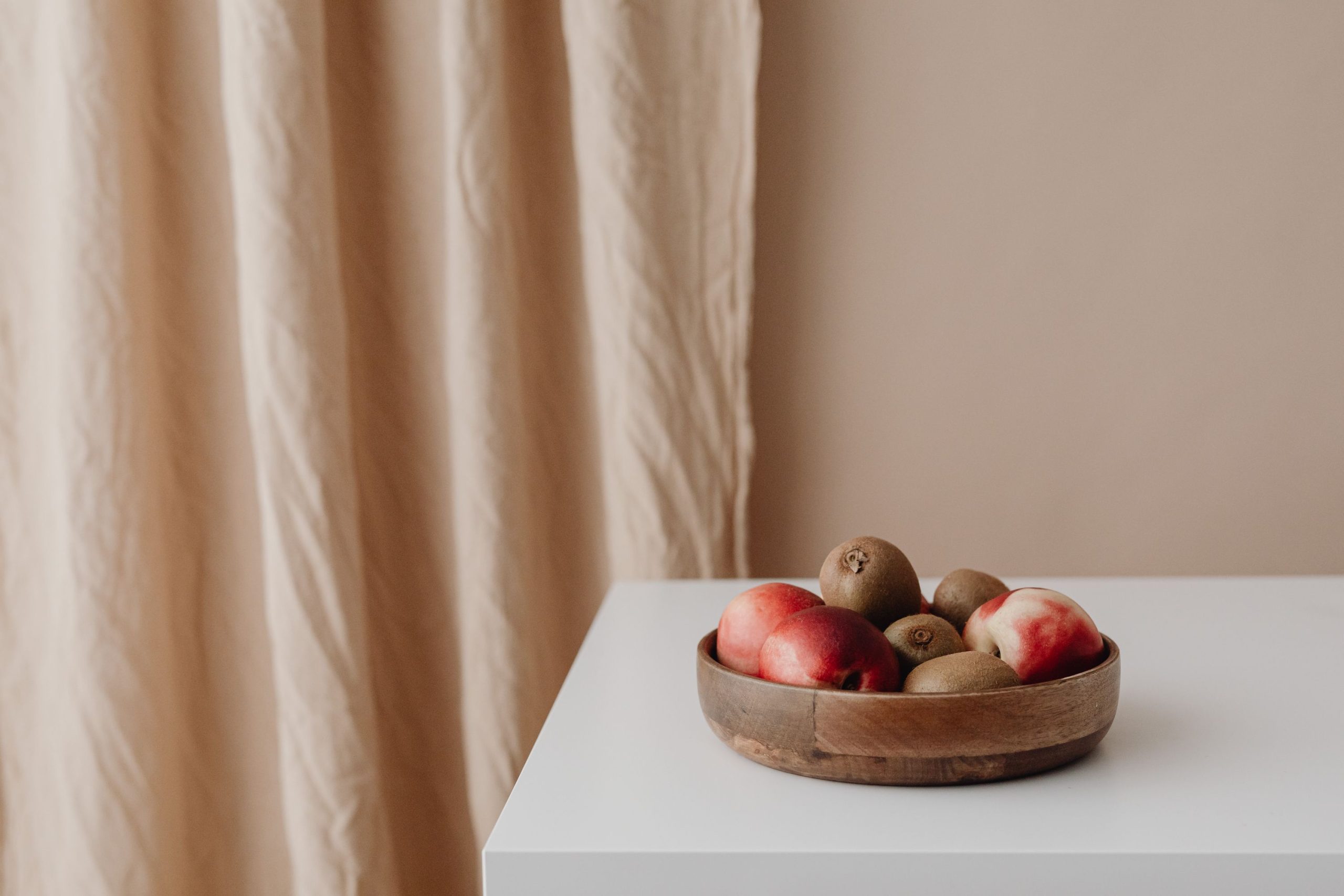 Coupe de fruits frais sur une table