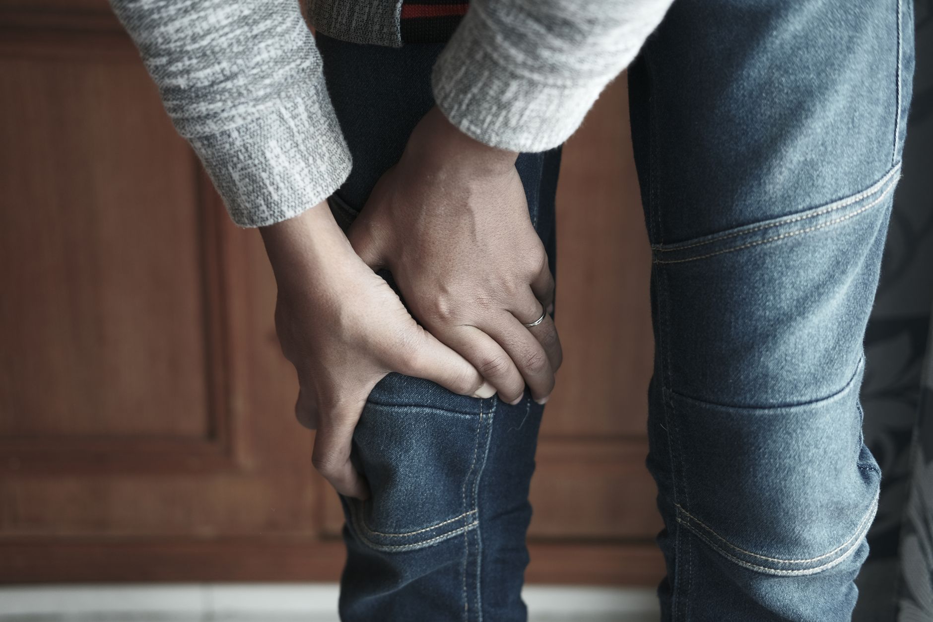 Personne tenant son genou après une gêne pendant la marche