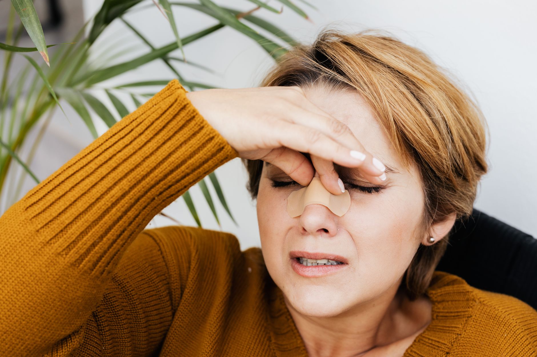 Femme qui se tient le nez, gênée