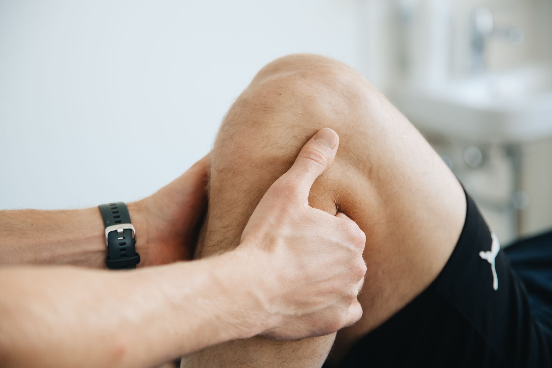 Kinésithérapeute manipulant le genou et la jambe d un patient