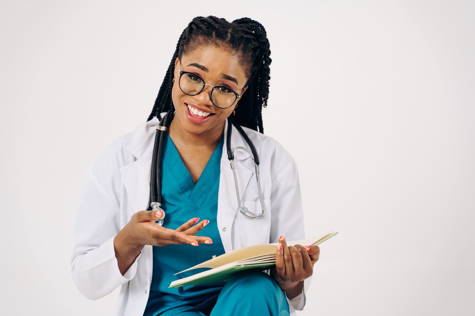 médecin souriant en consultation