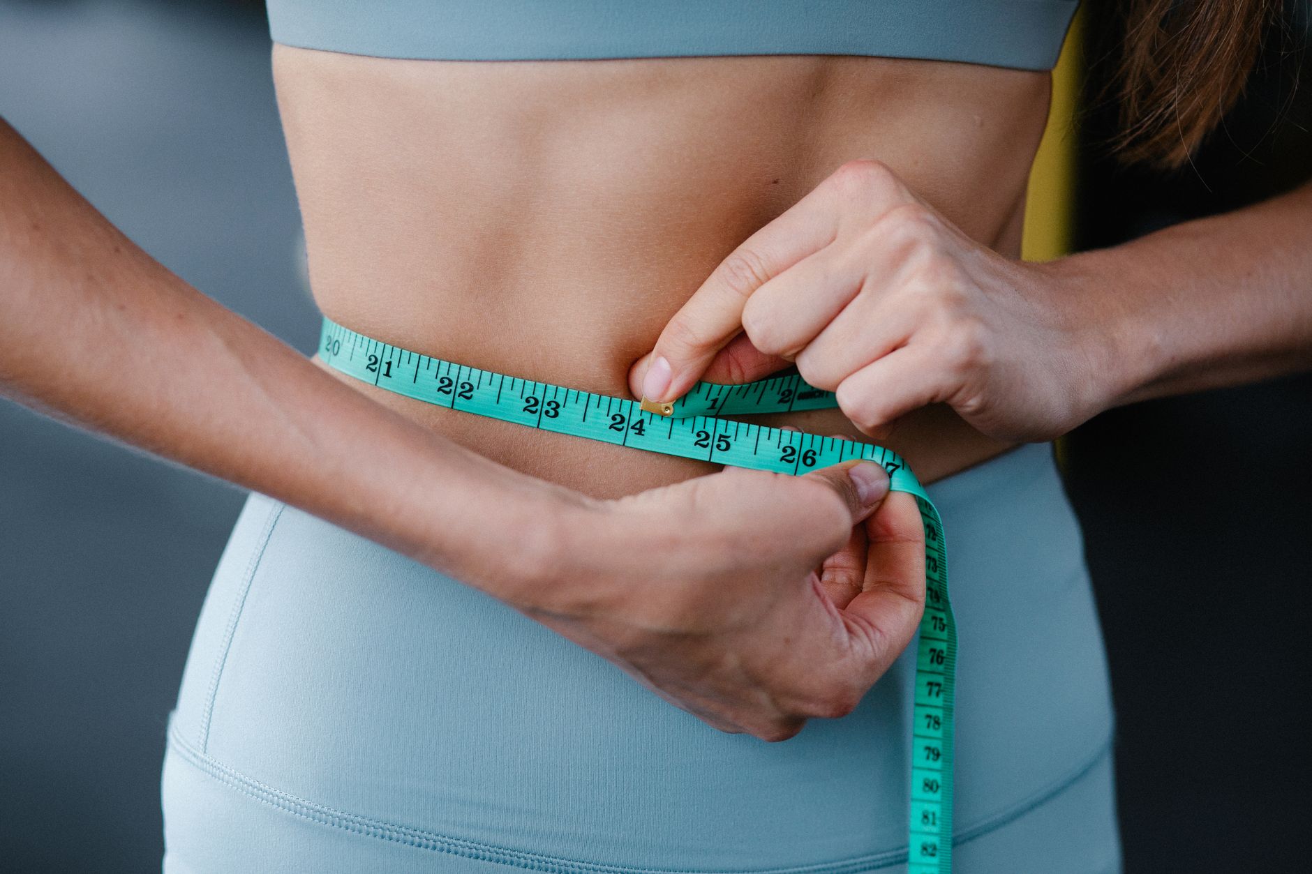 Mesurer son tour de taille avec un mètre ruban