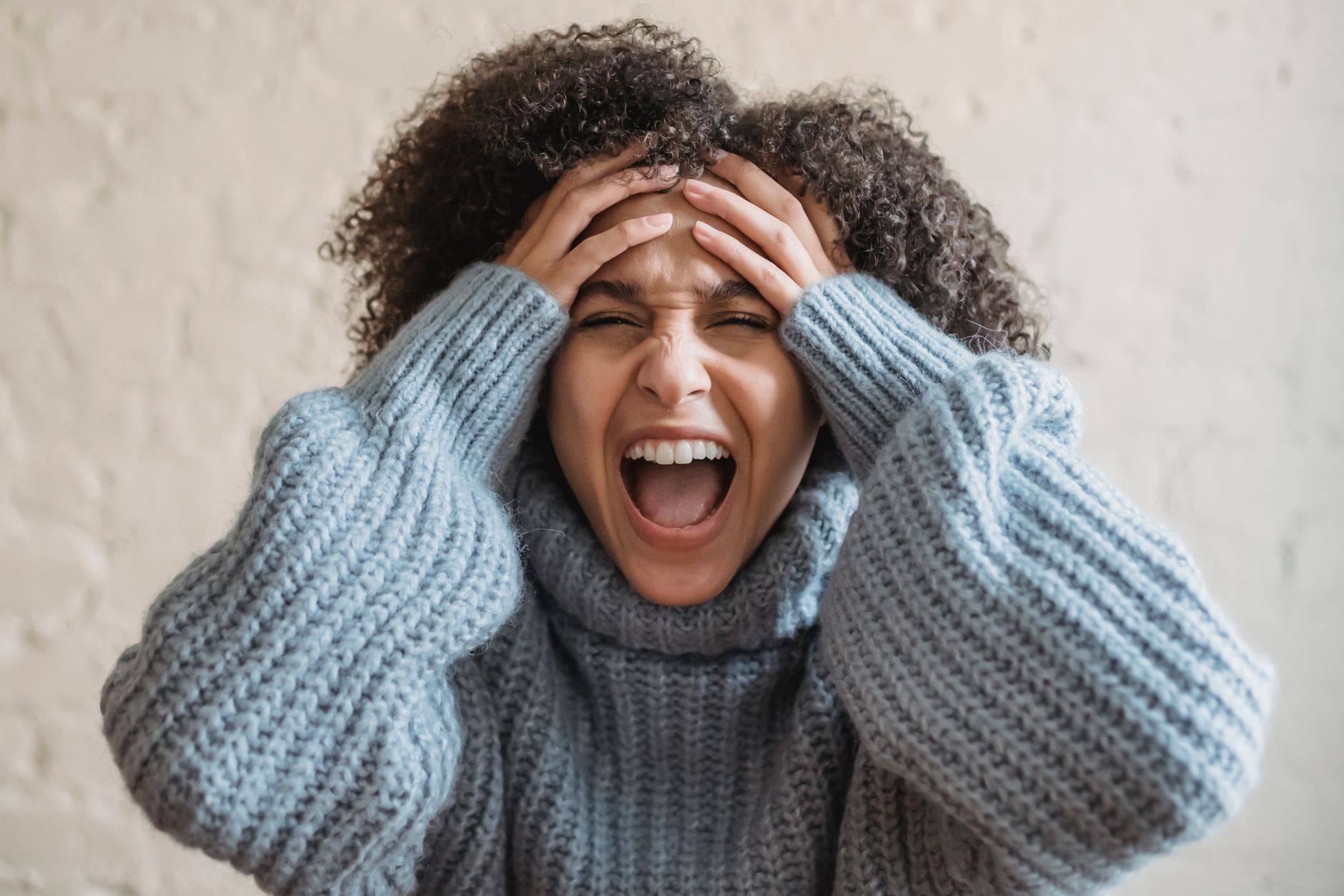 Femme excédée qui se bouche les oreilles
