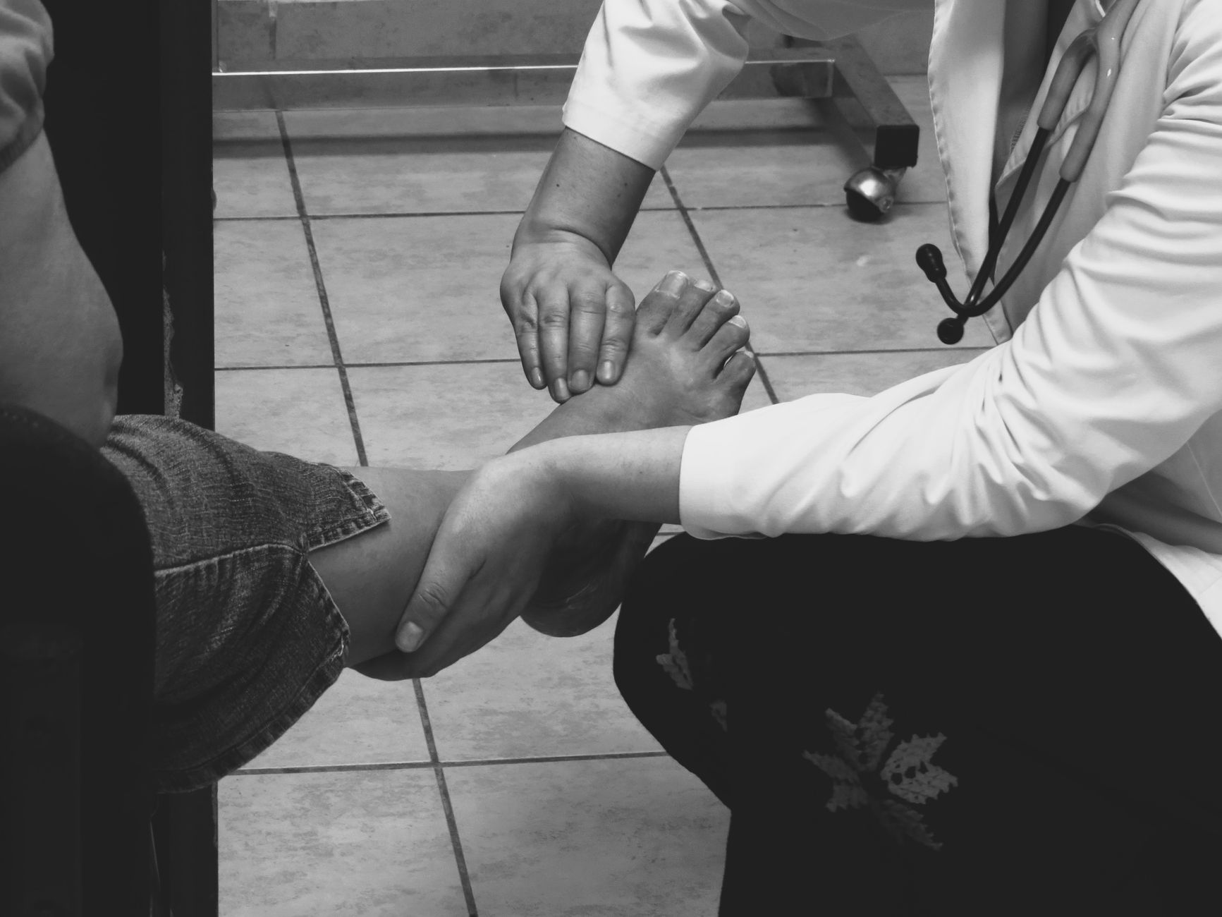 Medecin examinant le pied d un patient en consultation