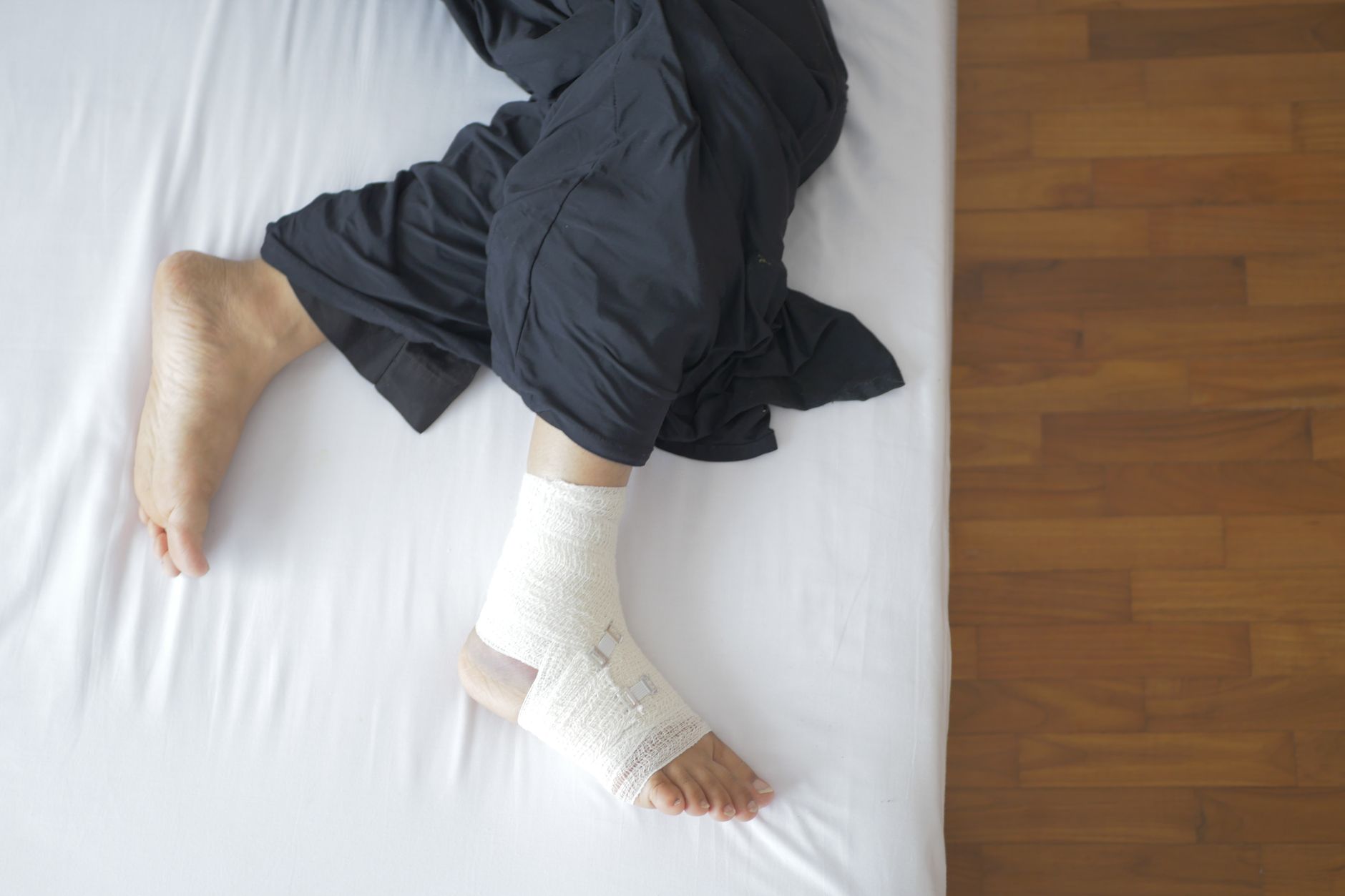 Pied bandé après un choc, préparation aux premiers soins