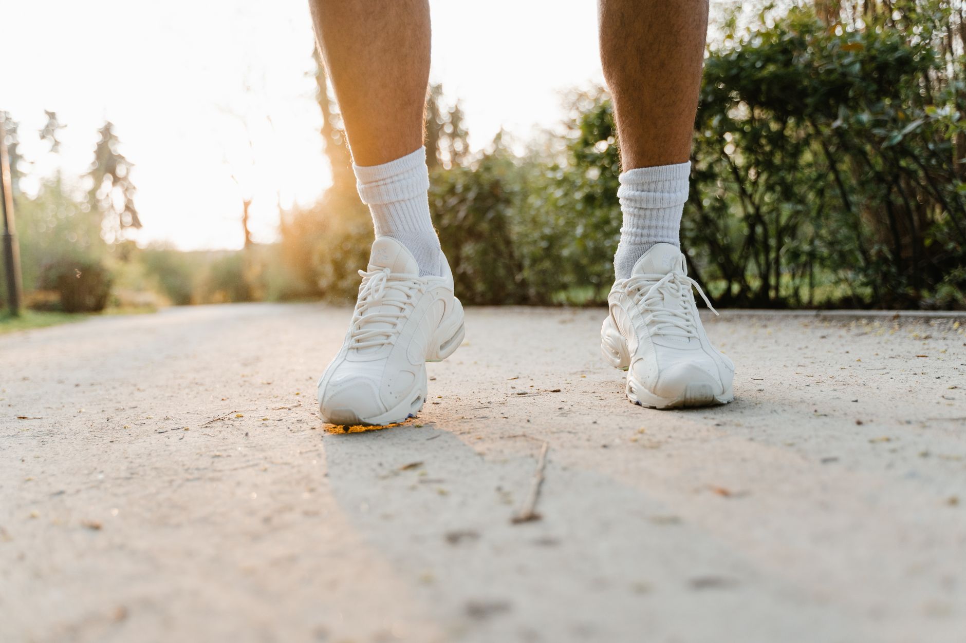 Personne marchant en exterieur avec des baskets blanches