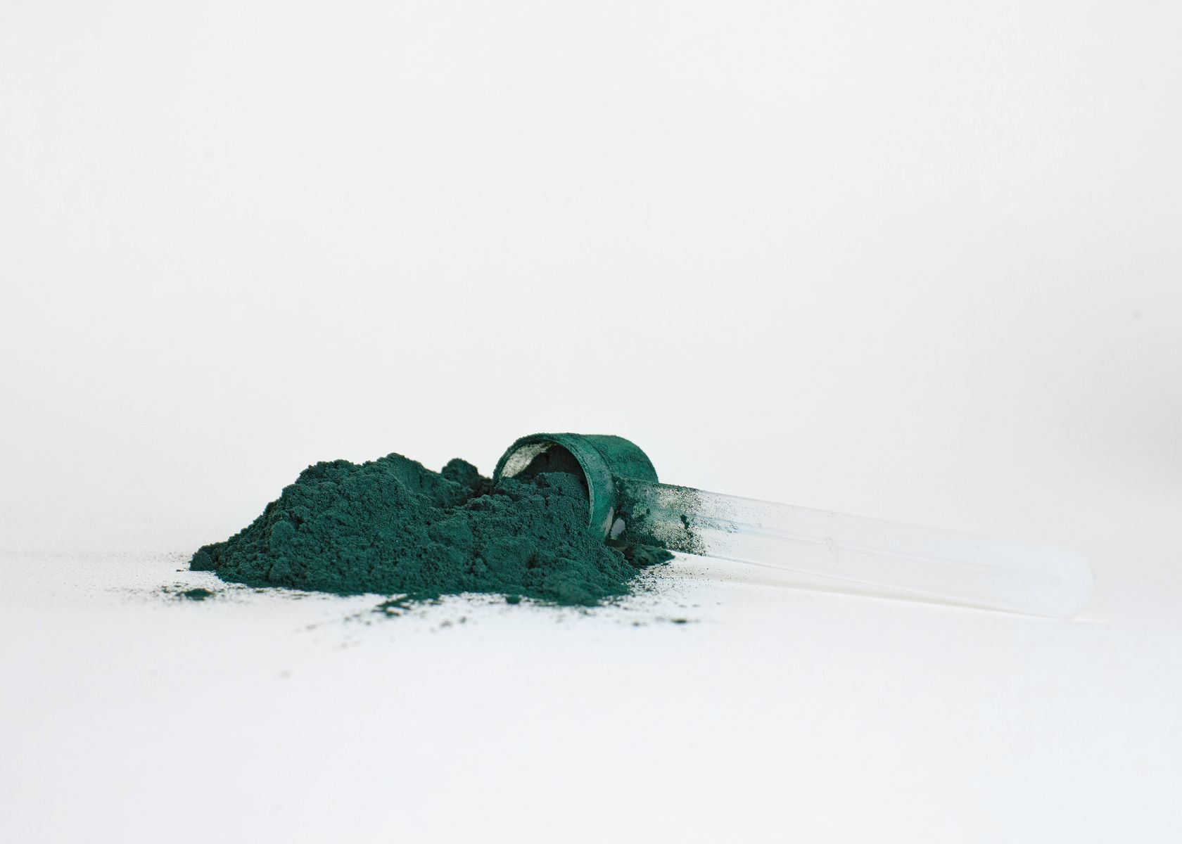 Poudre de spiruline versee d une cuillere doseuse
