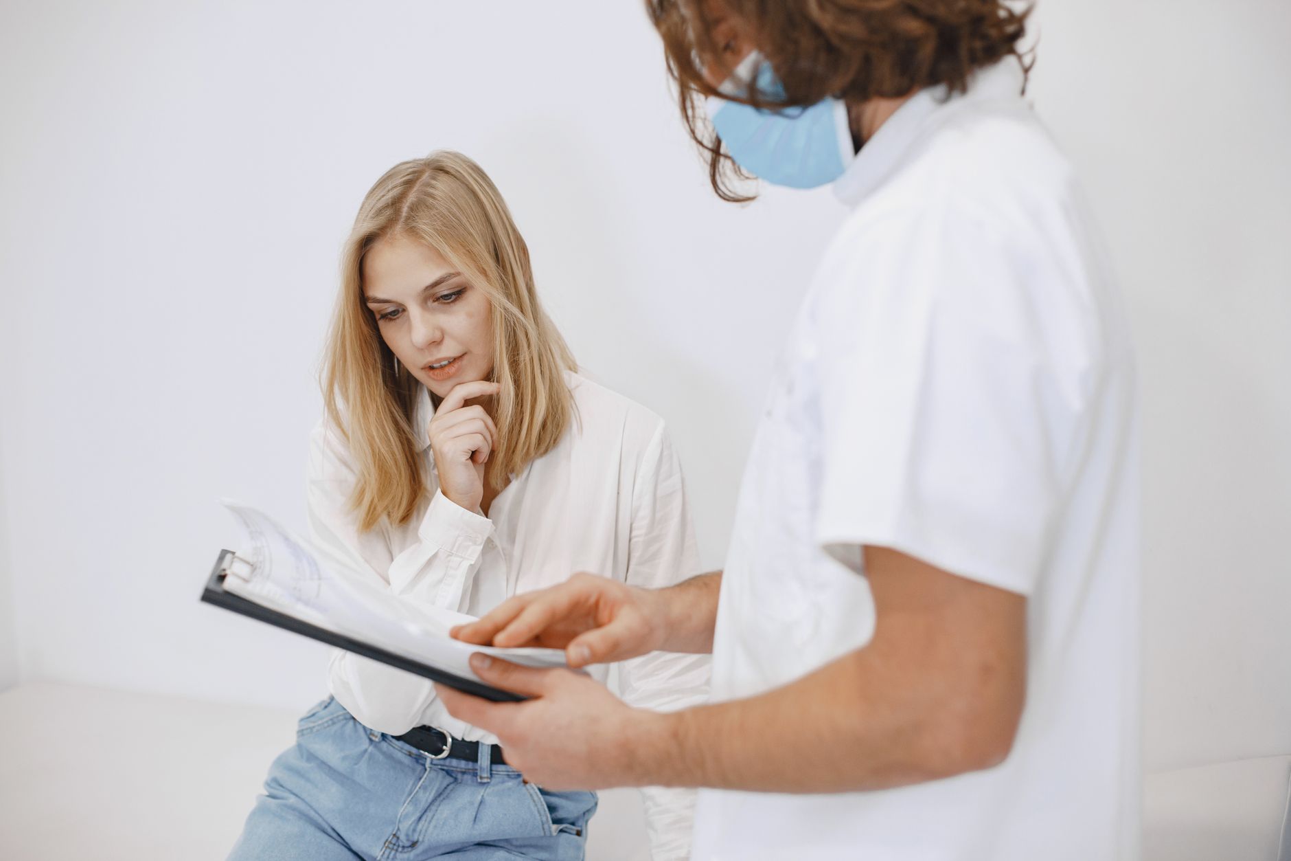 Médecin en consultation avec une future maman