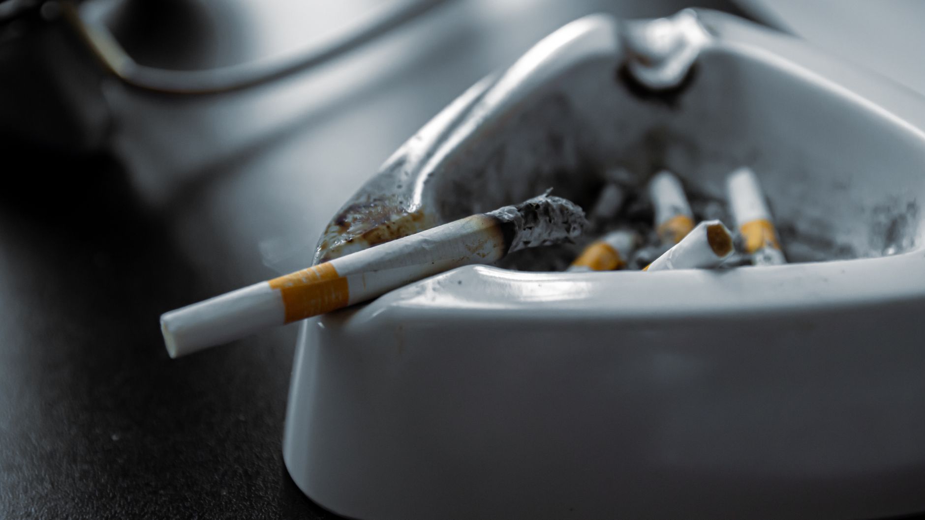 Cendrier rempli de mégots de cigarettes