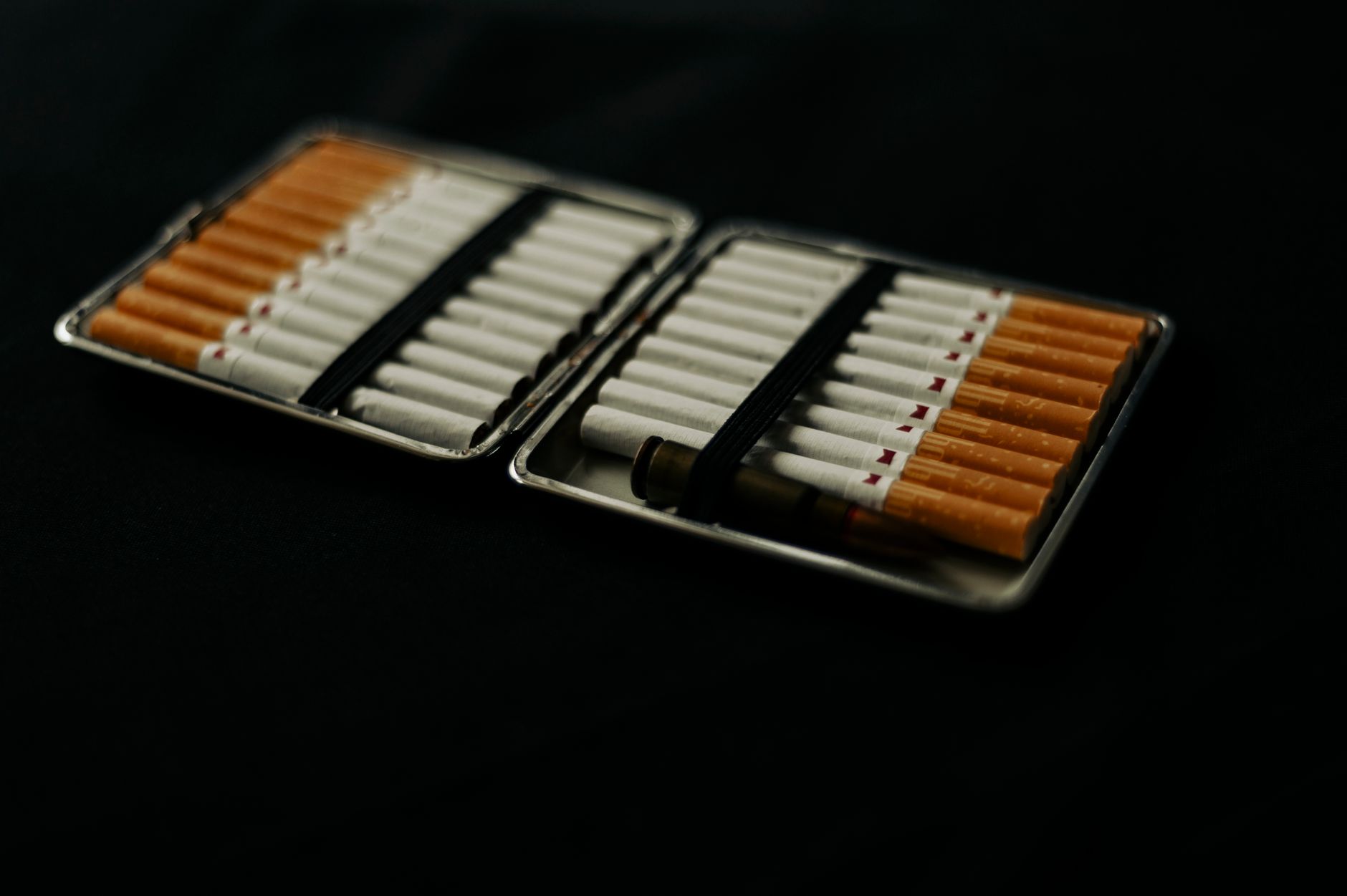 Étui à cigarettes ouvert sur fond sombre