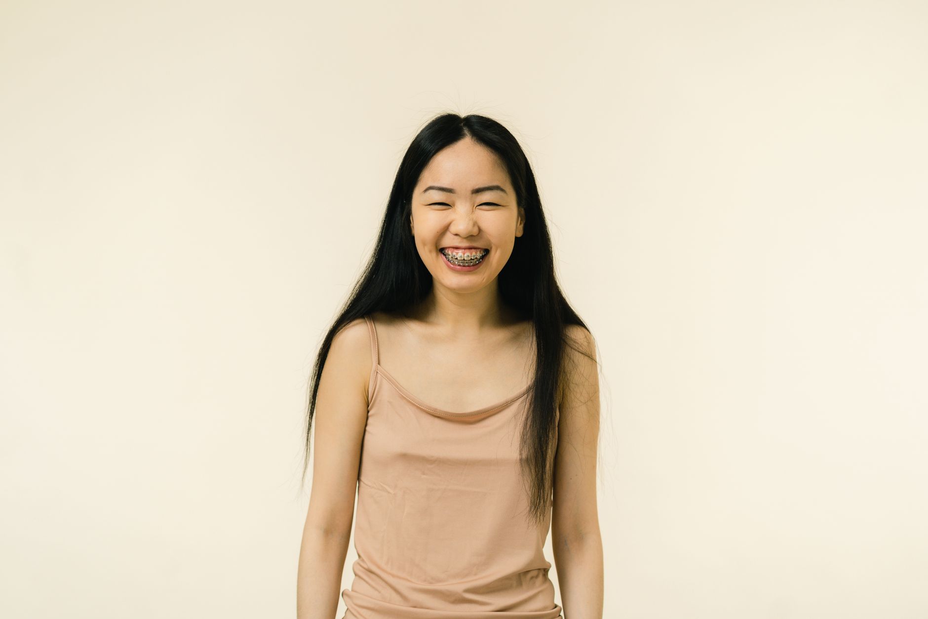 Sourire avec bagues orthodontiques en studio