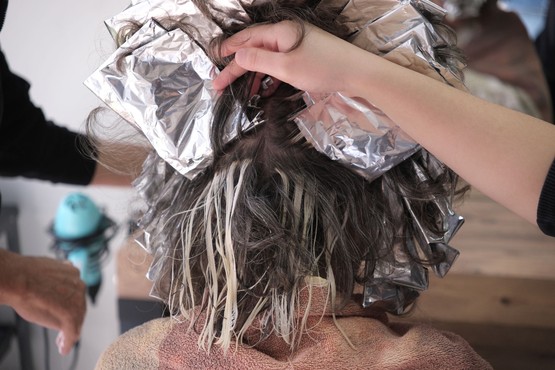 Gros plan sur une technique de coloration capillaire