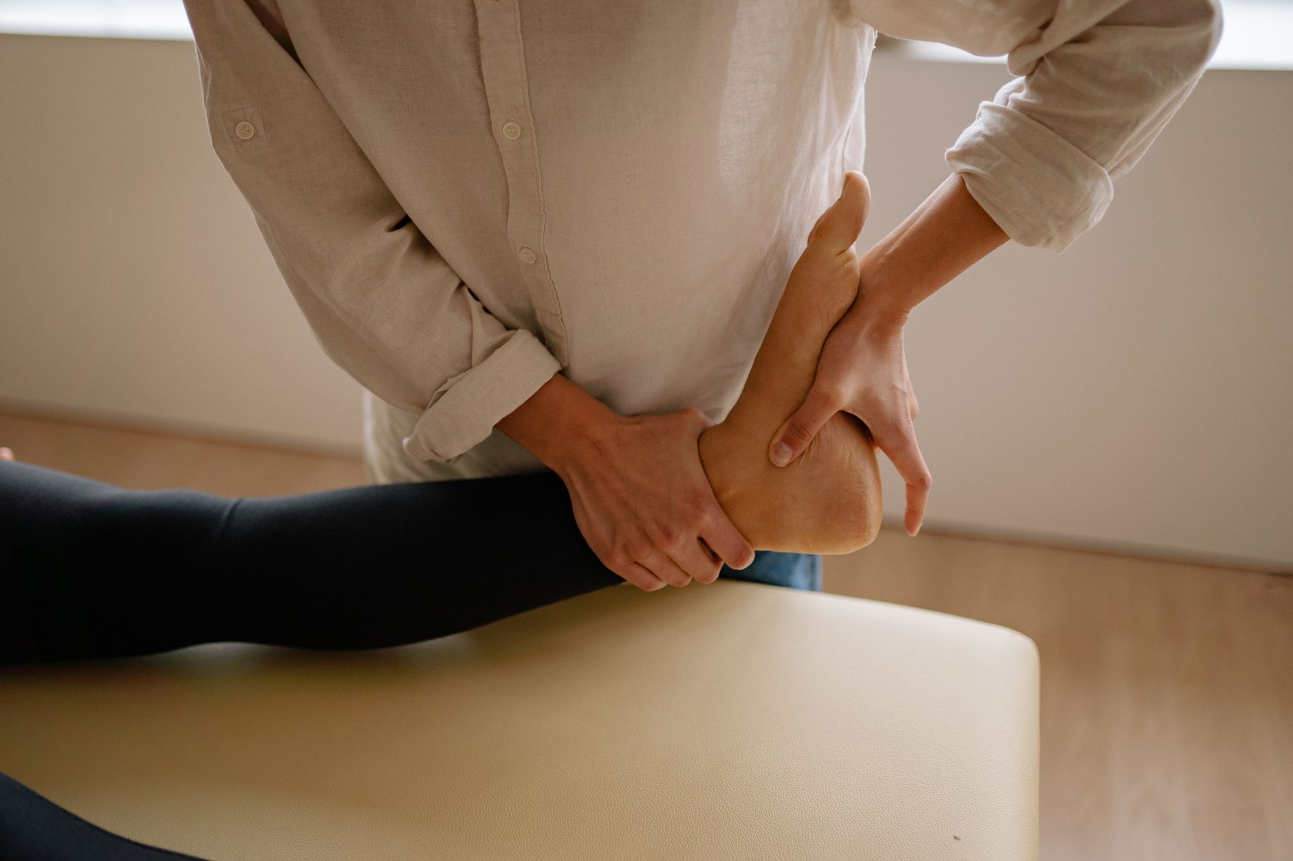Massage thérapeutique du dessus du pied en cabinet