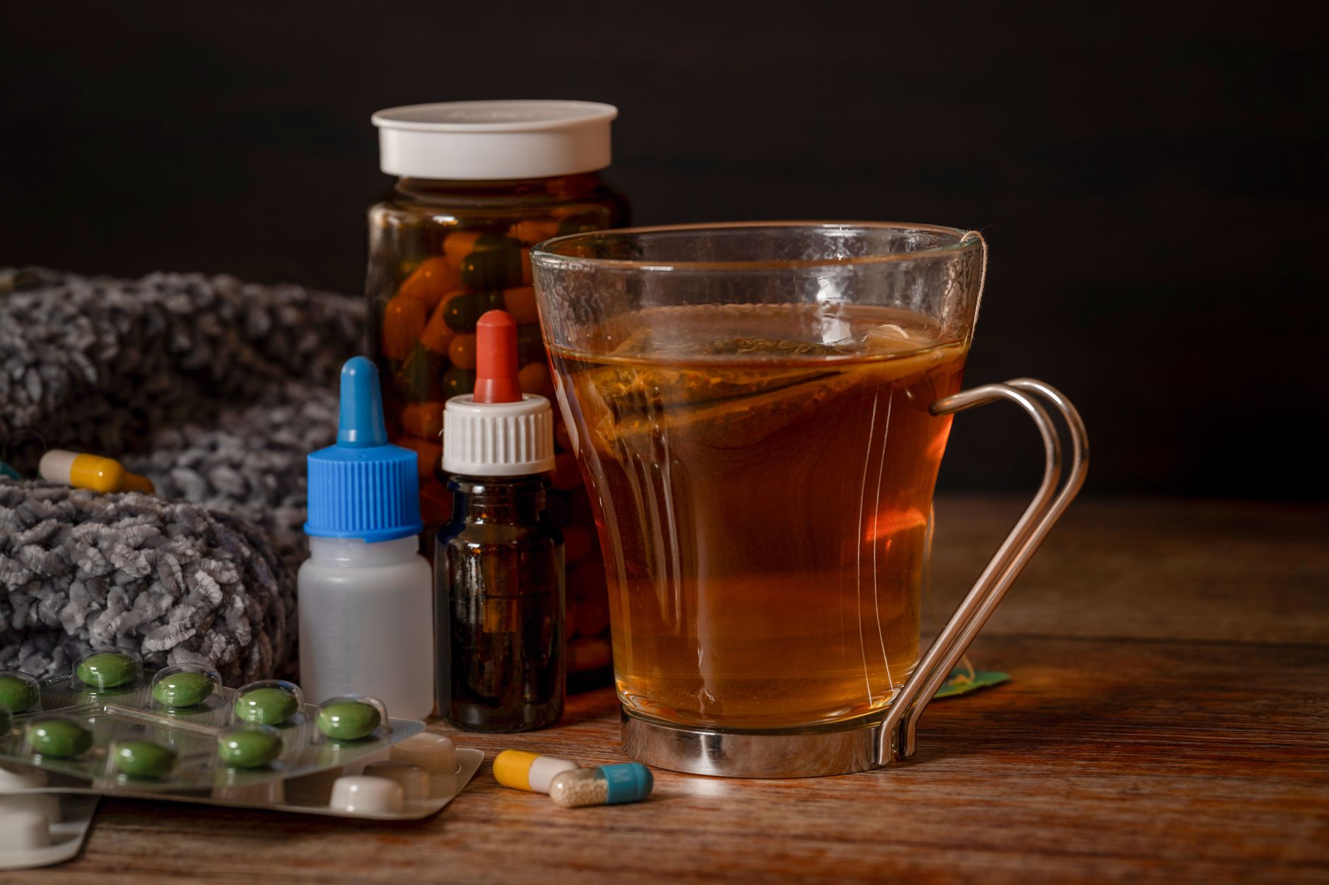 Tasse de tisane aux herbes avec remèdes naturels contre le rhume