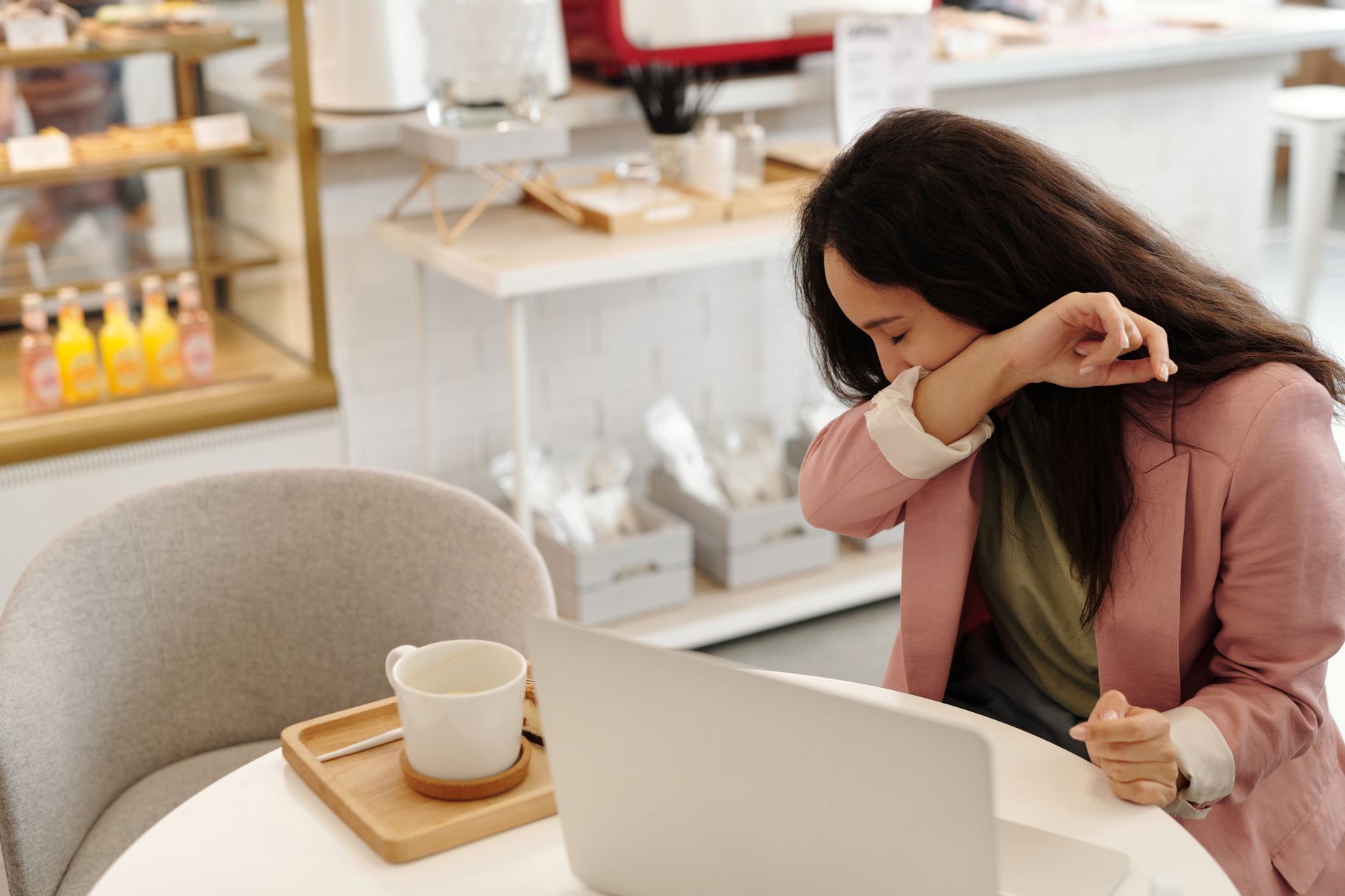Femme se couvrant la bouche lors d'un éternuement