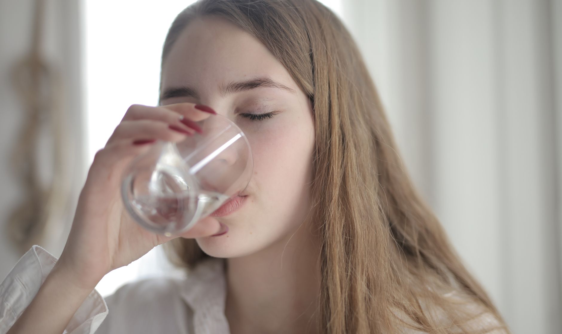 verre d'eau tenu à la main