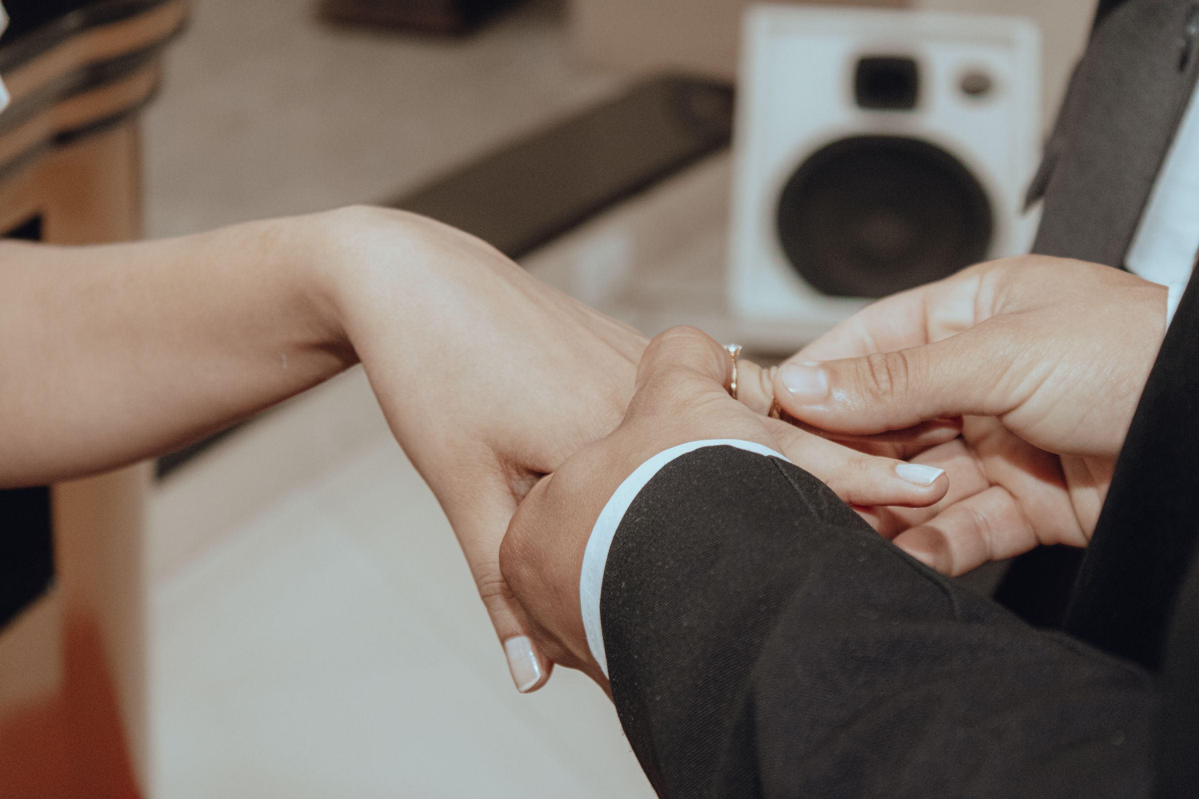 Bague de fiançailles portée au doigt
