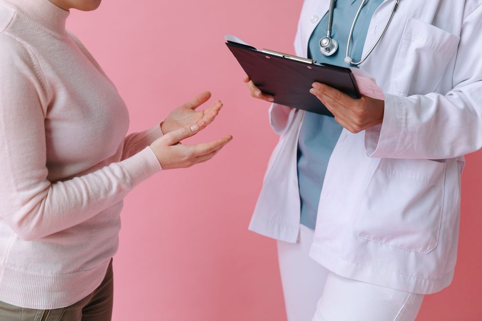 Gynécologue échangeant avec sa patiente enceinte