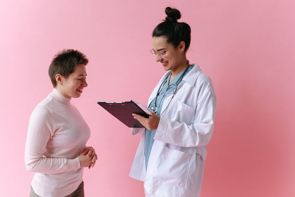 Médecin qui explique le déroulement de l'écho de datation