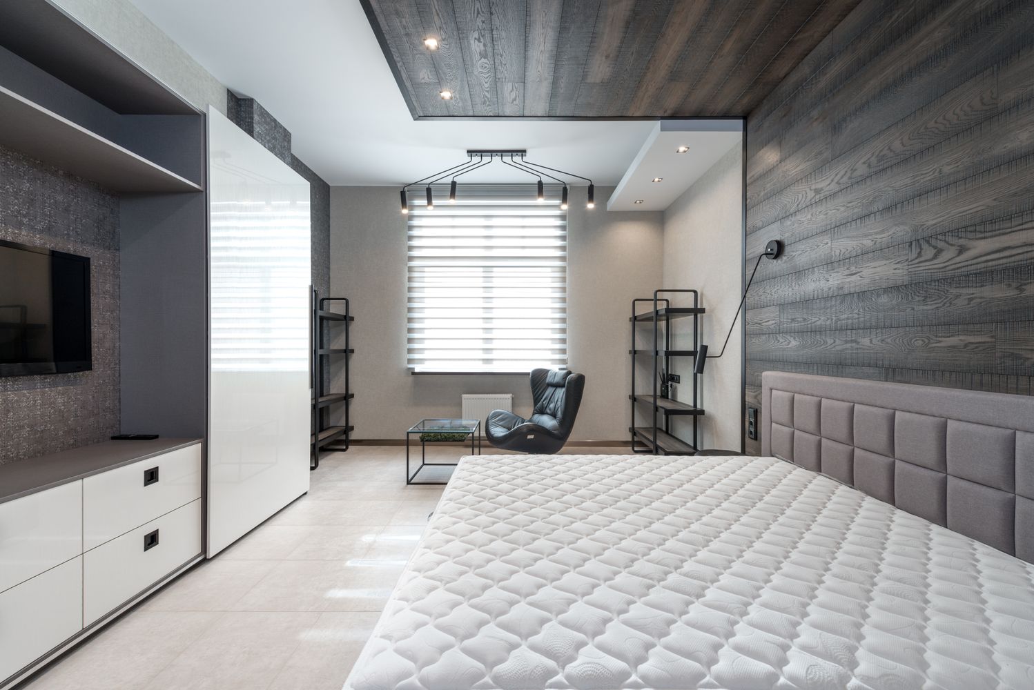 Chambre avec lit et mobilier moderne
