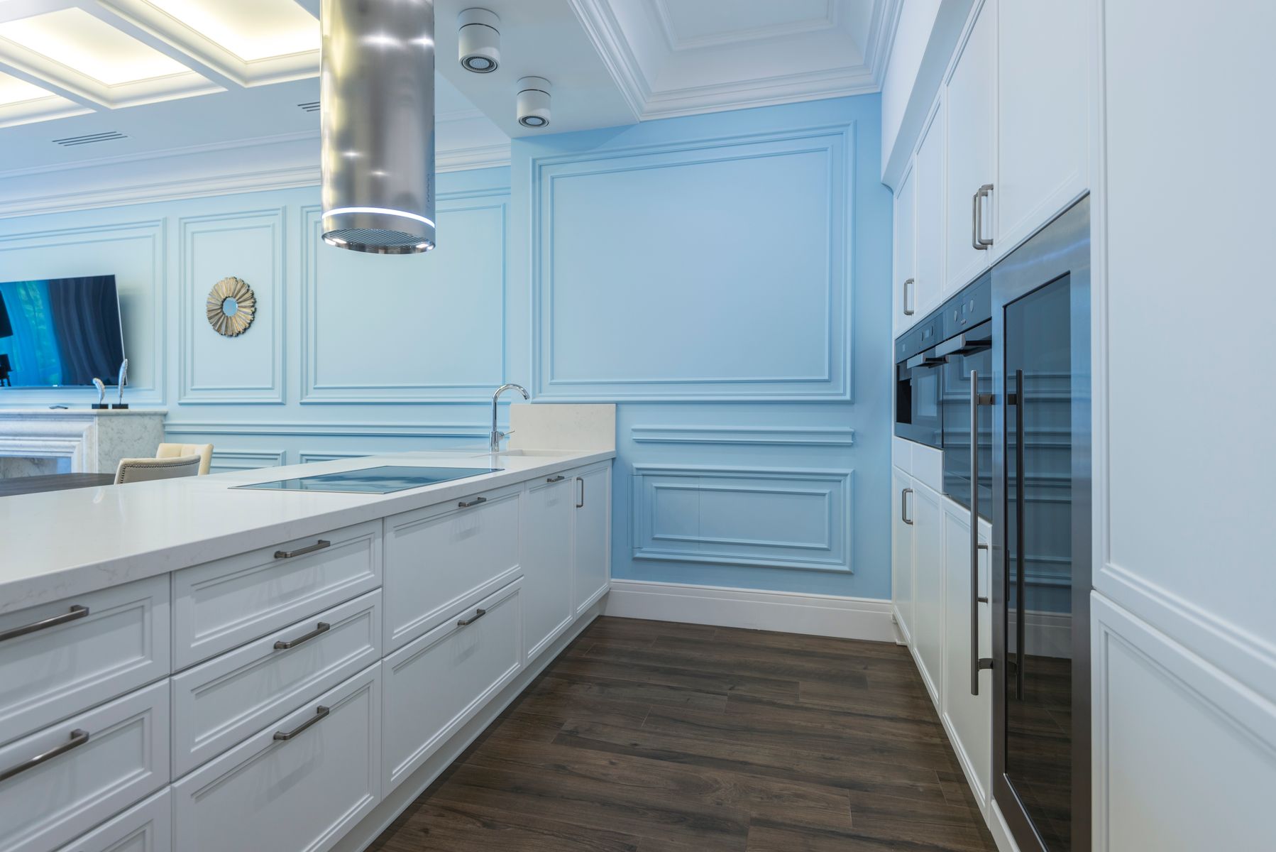 Cuisine contemporaine aux tons bleus