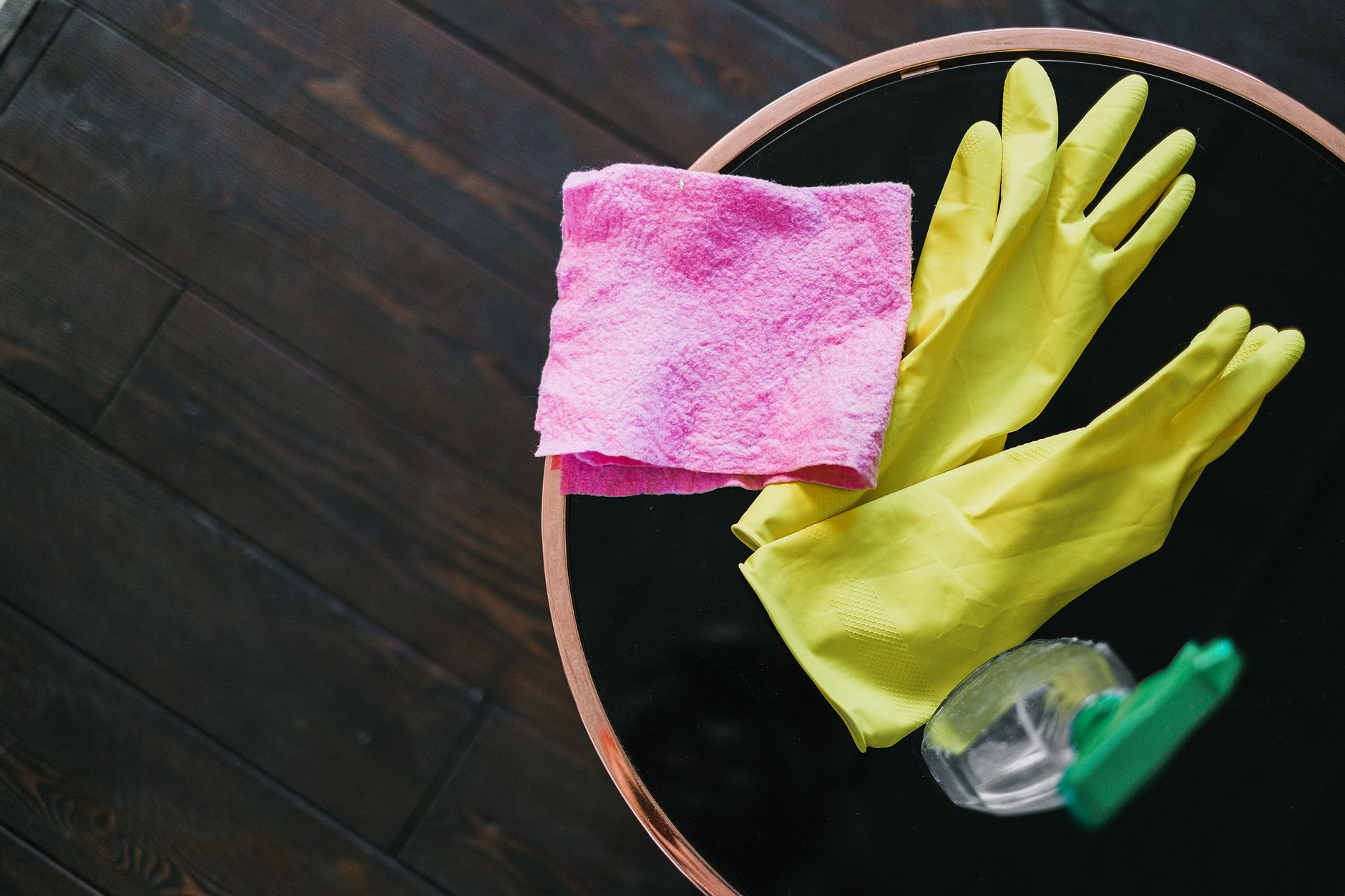 Gants et produits d'entretien pour traiter une tache de javel