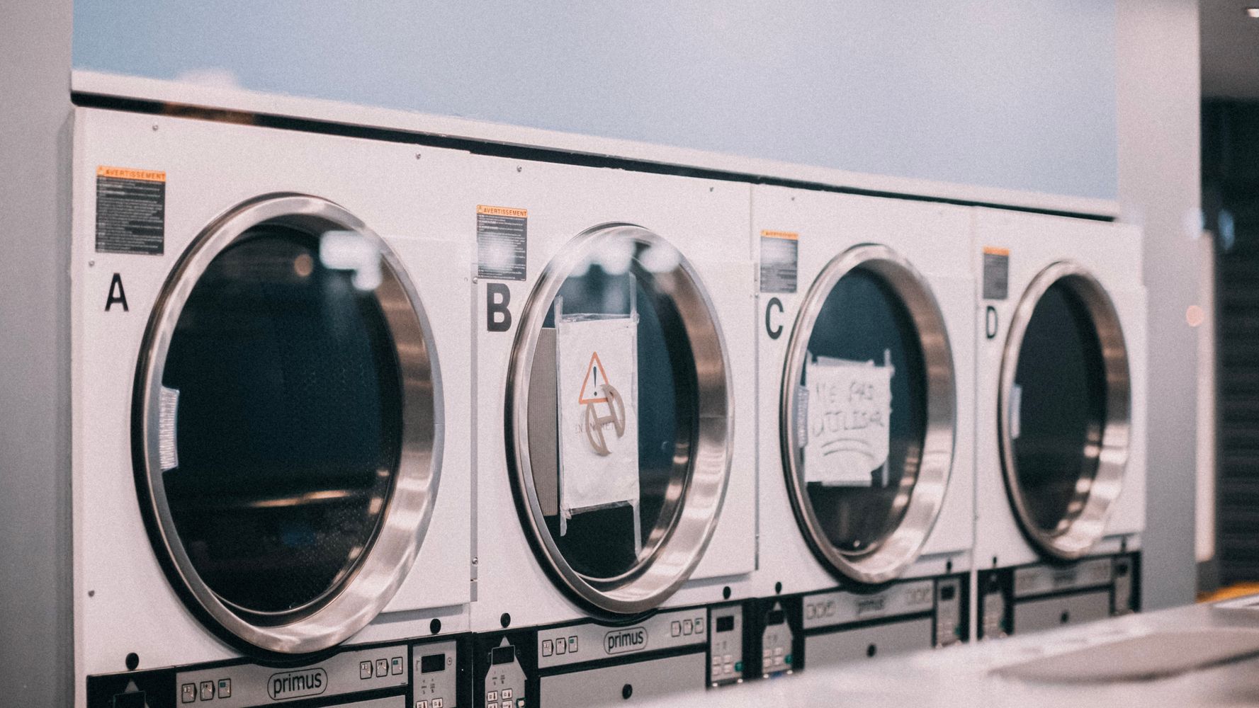 Machines à laver dans une buanderie