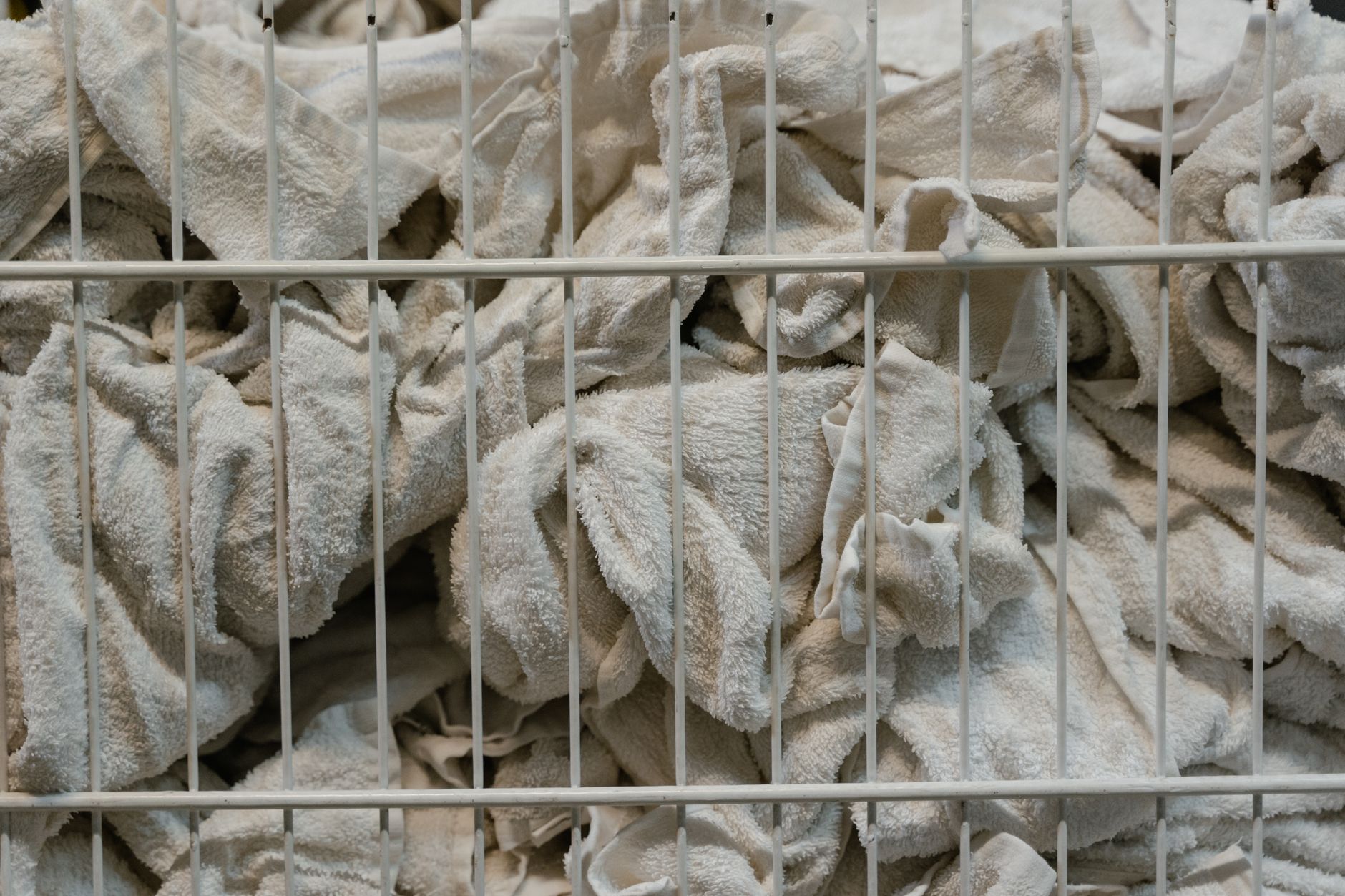 Linge blanc plié après un lavage soigné