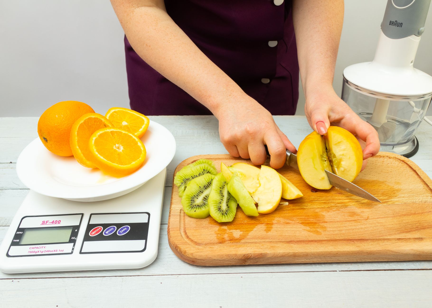 Cuisine avec des fruits murs sur le plan de travail