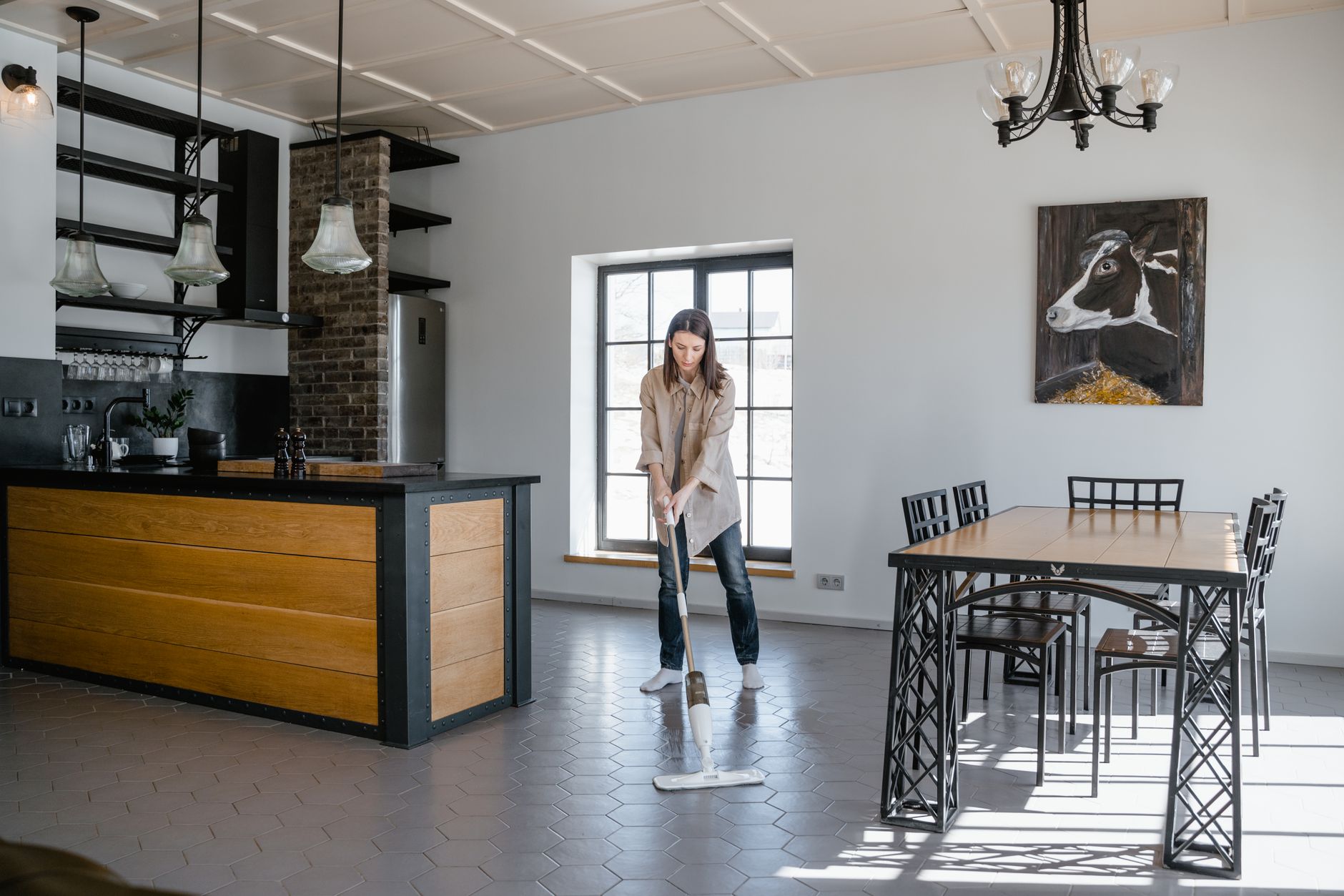 Nettoyage d un sol de cuisine avec une serpilliere