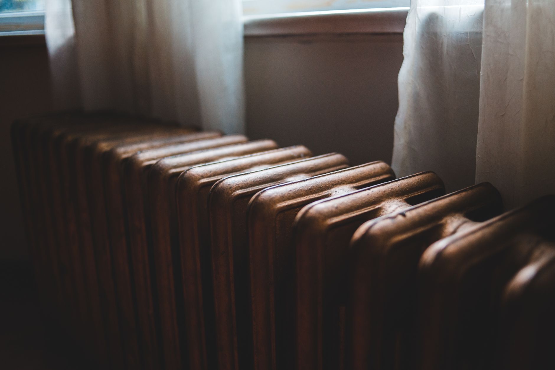 Radiateur en fonte ancien sous une fenêtre