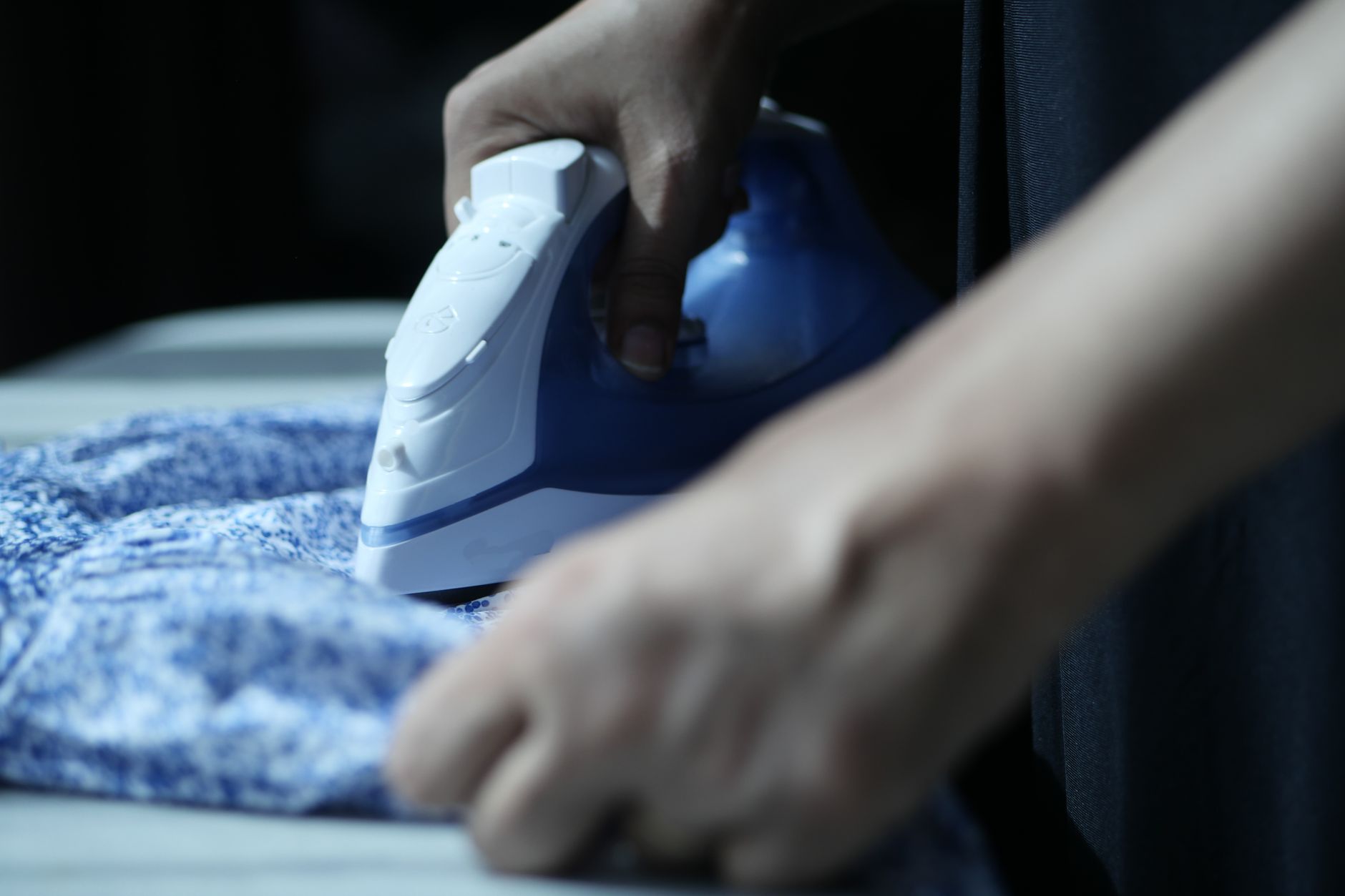 Repassage sur un tissu bleu après une tache