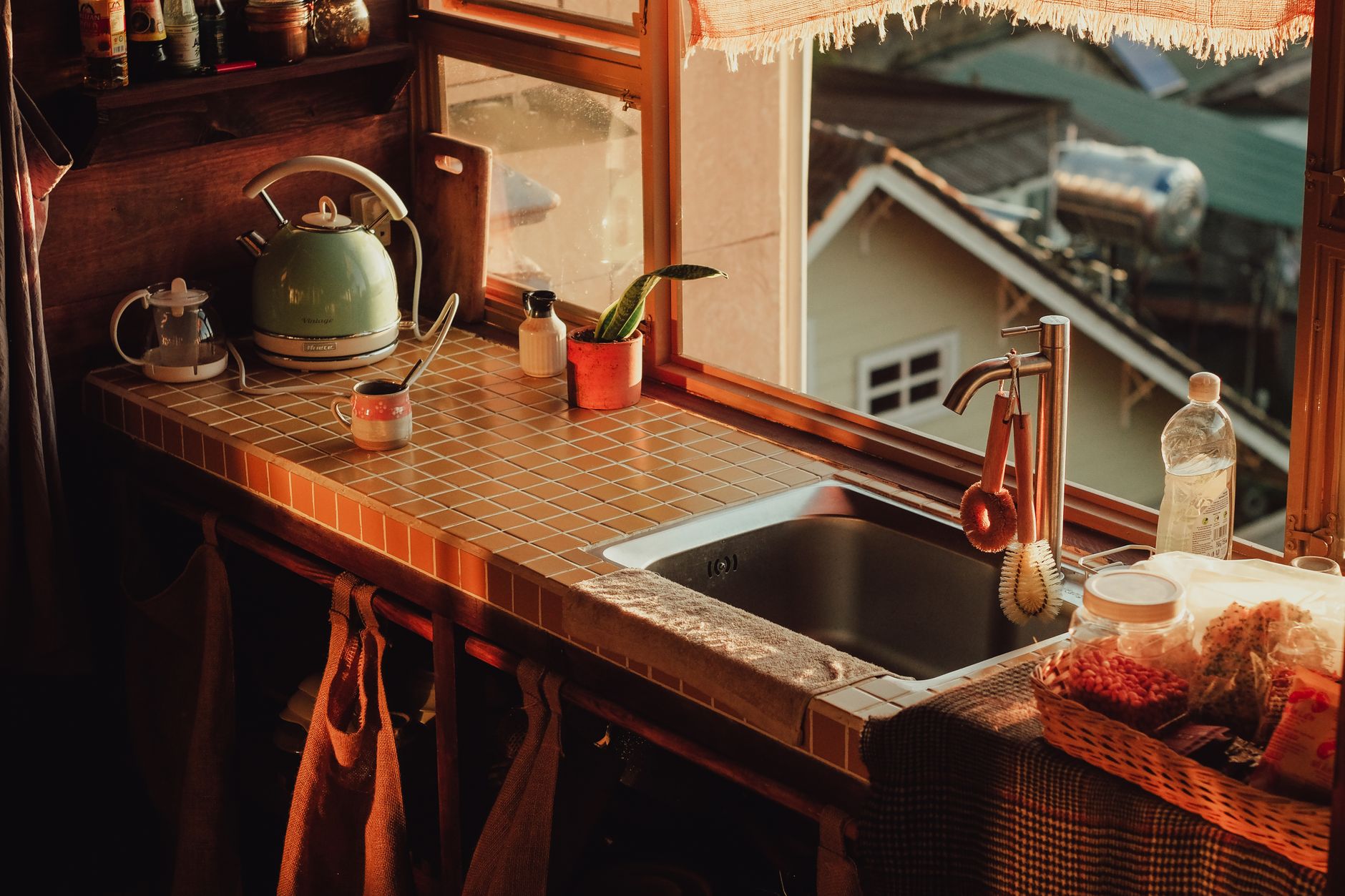Plan de travail de cuisine propre et rangé